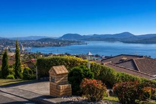 Stunning 180 degree River Derwent and Hobart View! - 6
