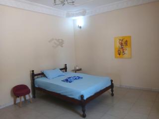 Chambre calme avec clim et Wifi sur Dakar - 9