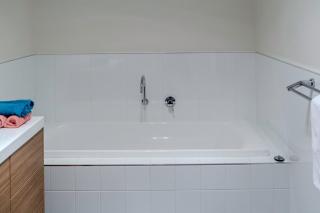 Spacious Modern Launceston Home with Views- Near CBD & Hospital - 1