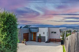 Spacious Modern Launceston Home with Views- Near CBD & Hospital - Launceston - 0