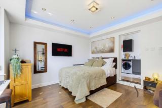 Luxury 5-Bed Home with Spacious Garden & Parking - 5
