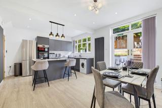 Luxury 5-Bed Home with Spacious Garden & Parking - 7