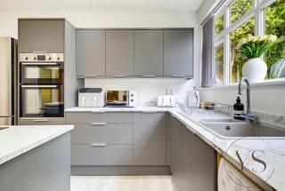 Luxury 5-Bed Home with Spacious Garden & Parking - 3