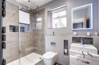 Studio Apartment with Free Parking & WiFi - 4