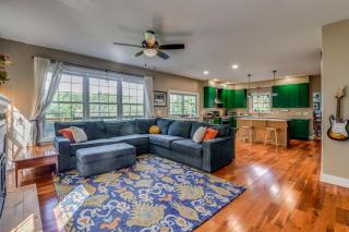 Dog-Friendly Family Haven Minutes From Burlington! - 6