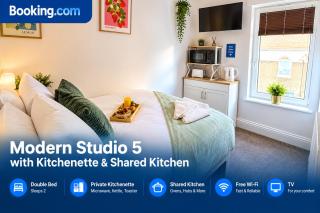 Modern Studio 5 with Kitchenette & Shared Kitchen - 0