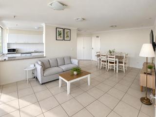 Ocean-View Stay in the Heart of Surfers Paradise - 4
