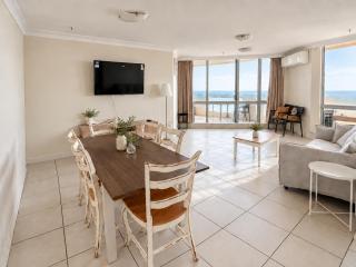 Ocean-View Stay in the Heart of Surfers Paradise - 9