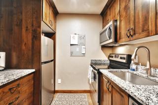 Mountain Views! Hot TubPool Walk to Lifts & Main3 - 6