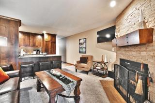 Mountain Views! Hot TubPool Walk to Lifts & Main3 - 7