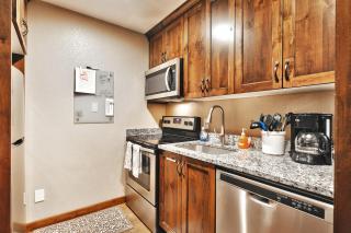 Mountain Views! Hot TubPool Walk to Lifts & Main3 - 5