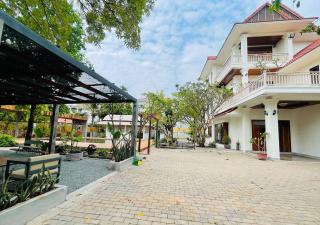 Luxury 5BR Tropical Villa with Private Pool - 8