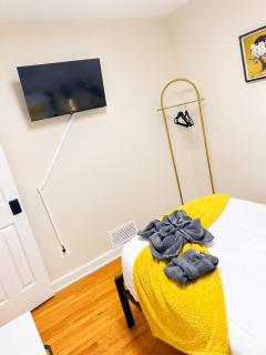 Cozy Private Twin Room 2 with Desk TV and WiFi near Yale - 9