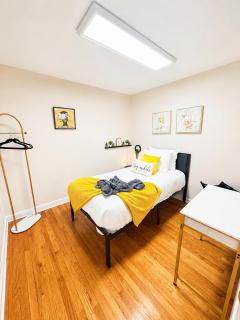 Cozy Private Twin Room 2 with Desk TV and WiFi near Yale - 8