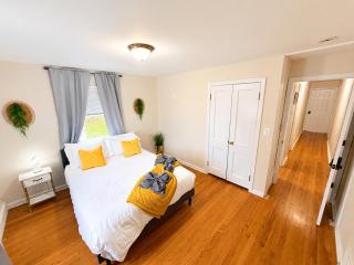 Cozy Private Queen Room 3 with Desk TV and WiFi near Yale - 8