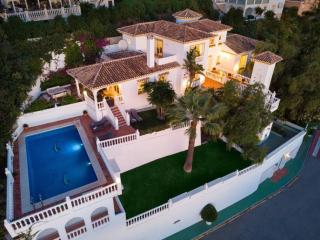 Large Family Villa 500m From Beach with Stunning Views - 3