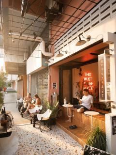 The Brownstone Hostel & Space - 9