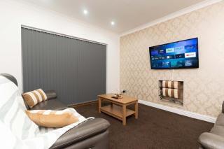 Grovehall House - Sleeps 7 - 4 Bedrooms - 8