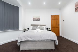 Grovehall House - Sleeps 7 - 4 Bedrooms - 7