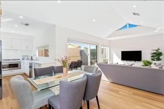 Sunlit Perth Home - Near Beach, Parks & Shops - 8
