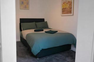 Group Gateway- Contractors or Families Pick- Sleeps 7 with Full Kitchen, Fast WiFi, & Free Parking near Parkgate, M1 & M18 - 7