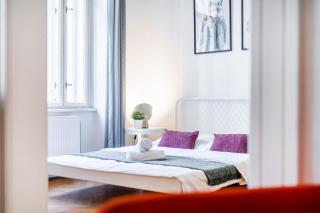 2BDR Old Town Square Apartments w Fast Wi-Fi - 6