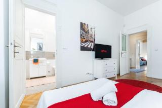2BDR Old Town Square Apartments w Fast Wi-Fi - 8