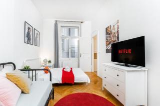 2BDR Old Town Square Apartments w Fast Wi-Fi - 9