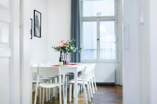 2BDR Old Town Square Apartments w Fast Wi-Fi - 4