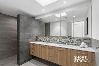 Luxe Coastal Oasis in Cottesloe | Walk to Beach - 1