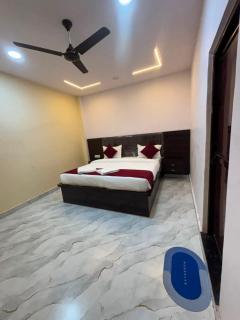 Hotel Golden Glitz - 2