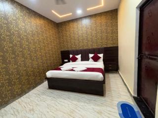 Hotel Golden Glitz - 1