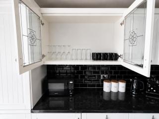 Family, Student & Work Team Stay for 7 with Fast WiFi, Full Kitchen, & Washer near Leeds, Station & M62 Links - 1