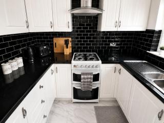 Family, Student & Work Team Stay for 7 with Fast WiFi, Full Kitchen, & Washer near Leeds, Station & M62 Links - 3