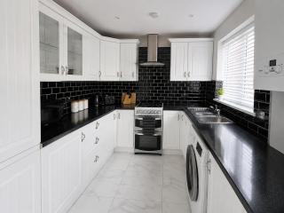 Family, Student & Work Team Stay for 7 with Fast WiFi, Full Kitchen, & Washer near Leeds, Station & M62 Links - 9