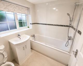 Family, Student & Work Team Stay for 7 with Fast WiFi, Full Kitchen, & Washer near Leeds, Station & M62 Links - 5