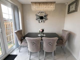 Family, Student & Work Team Stay for 7 with Fast WiFi, Full Kitchen, & Washer near Leeds, Station & M62 Links - 7