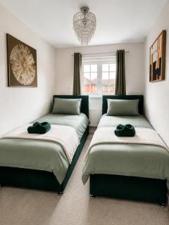 Family, Student & Work Team Stay for 7 with Fast WiFi, Full Kitchen, & Washer near Leeds, Station & M62 Links - 8
