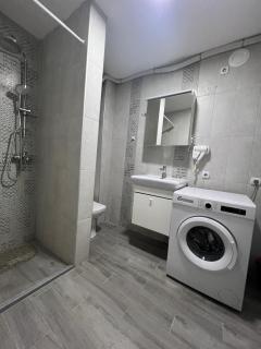Modern Apartment with Free Parking - 7