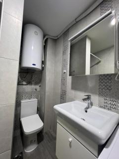 Modern Apartment with Free Parking - 5