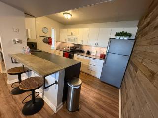 2 bed 2 bath by Airport near Downtown TV fits 6 - 9