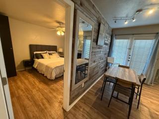 2 bed 2 bath by Airport near Downtown TV fits 6 - 4