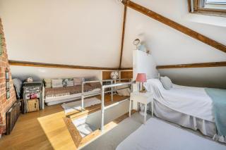 5 Bed House - Sleeps 15 - Pets - Garden - Parking - 3