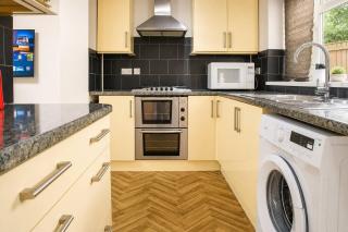 A Private Room with Own Fridge in a Spacious Home - 3