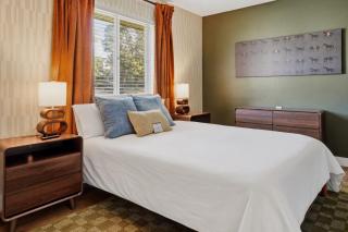 4BR Midtown Oasis Pool Hot Tub Putting Green - 1