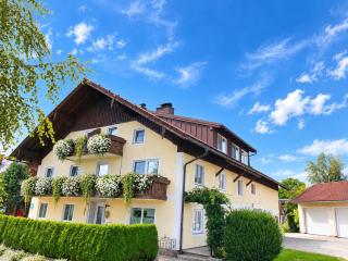 Gästehaus Jedinger - Easy Lake Access by Tram - 2