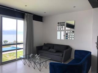 Lake view apartment ideal for Home Office - 1