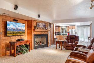 Rustic Roots- Hot Tub-AC - 9