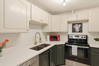 Lower Grove-Remodeled-King Bed - 4