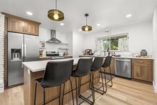 Sunny East Retreat-2 Kitchens - 9